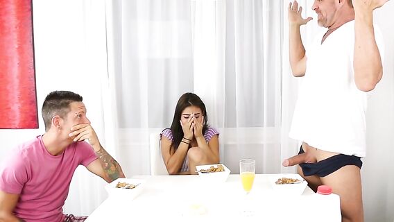 Сводная сестра ебется с братом и отчимом