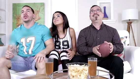 Сводный брат трахнул сестру в гетрах