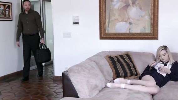 Отчим трахает падчерицу пока жена спит рядом