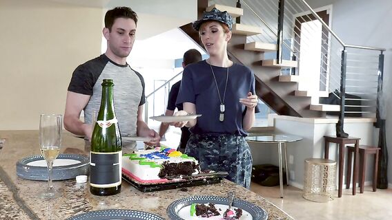 Грудастая рыжая мачеха трахается с пасынком