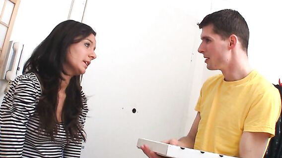 Девушка курьер согласилась на анал за деньги