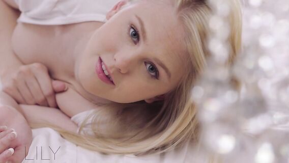 Два негра трахают молоденькую блондинку