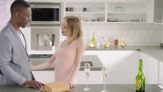 Негр с большим хуем ебет маленькую блондинку