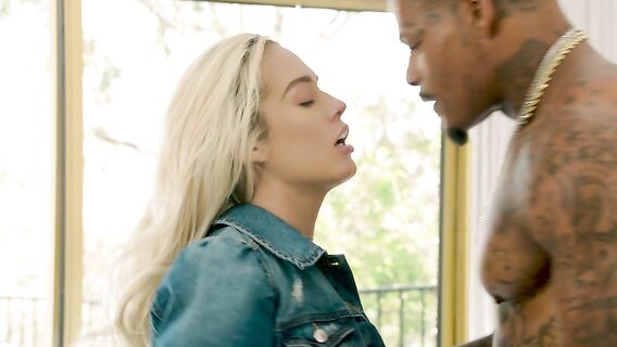 Красивая девушка занялась сексом с негром на белой кровати