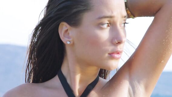 Негр трахает русскую девушку на пляже