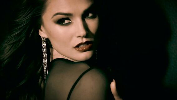 Брюнетка трахается с двумя мужиками после вечеринки