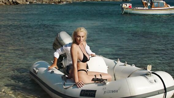 Секс на пляже с грудастой блондинкой