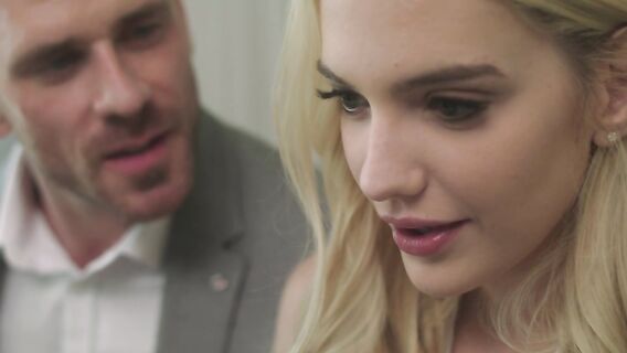 Лысый мужик трахает дочь партнера