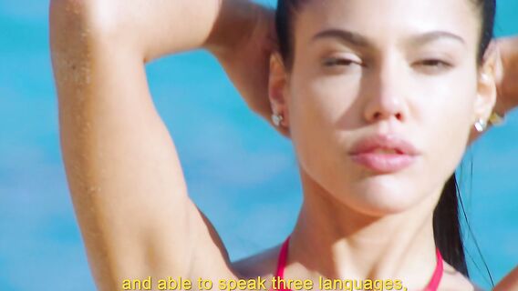 Мужчина трахает брюнетку на пляже