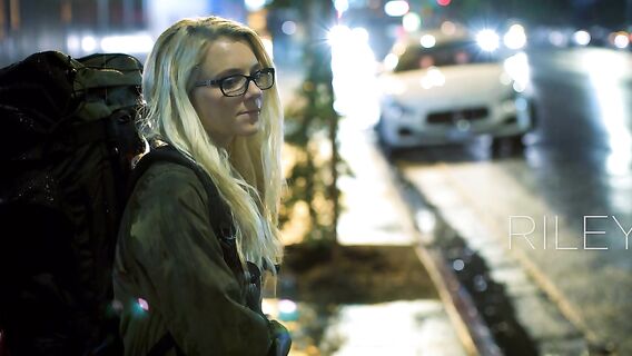 Два негра ебут тощую блондиночку