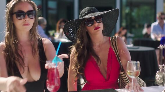 Муж изменяет жене с двумя красотками с большими сиськами