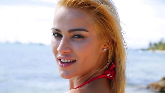 Официантка из гольф клуба трахается в жопу с клиентом