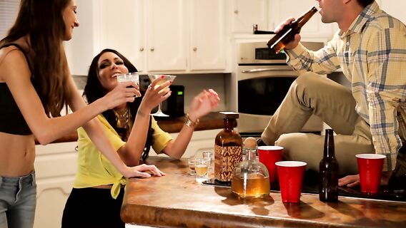 Пьяная мачеха учит подружку пасынка глубокому минету