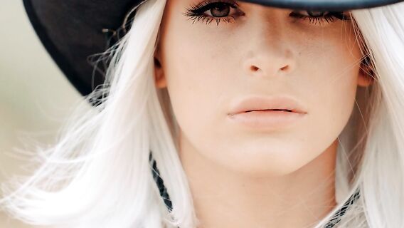 Надсмотрщик выебал ковбойшу и получил пистолетом по голове