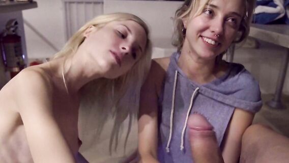 Молодежь отдыхает на озере