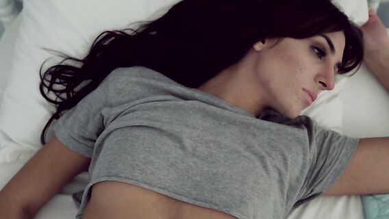 Сводная сестра обманом трахнулась с братом