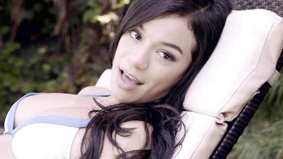 Брат трахнул сводную сестру и ее подругу и кончил внутрь