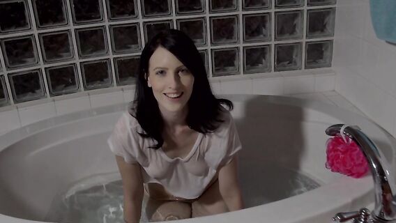 Ночной секс от первого лица с брюнеткой в ванной комнате