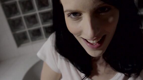 Ночной секс от первого лица с брюнеткой в ванной комнате