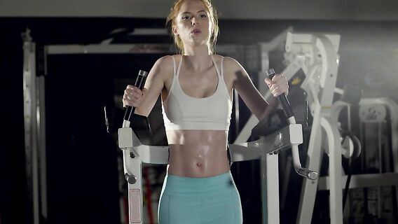 Трахнул рыжую спортсменку в спортзале и кончил в киску