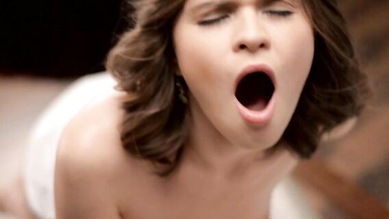 Русская кокетка дрочит писю пальцами