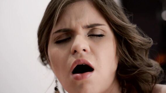 Супер тощая русская брюнетка мастурбирует пизденку