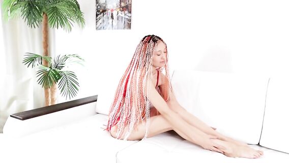 23-летняя девушка впервые мастурбирует перед камерой