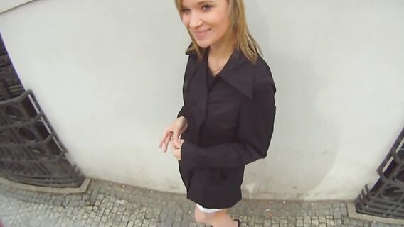 Молодая девушка сосет член и трахается за деньги