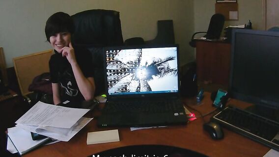 Секс в офисе с худой русской брюнеткой