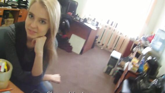 Русская блондинка пришла устраиваться на работу