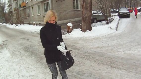 Познакомился на улице с блондинкой привел домой и трахнул