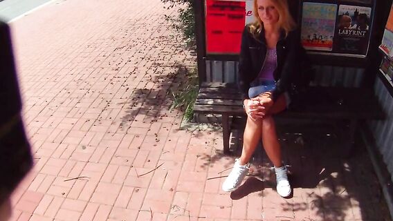 Пикапер снял блондинку на остановке