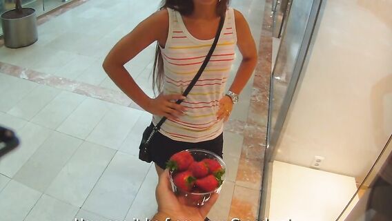 Клубничный пикап в торговом центре