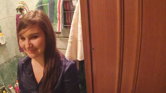 Русский парень помог девушке вкрутить лампочку