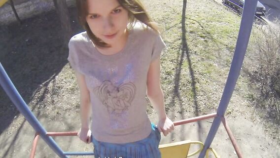 Русский парень завел незнакомку за угол дома и трахнул стоя раком