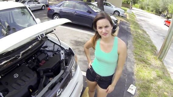 У приезжей девушки сломалась машина