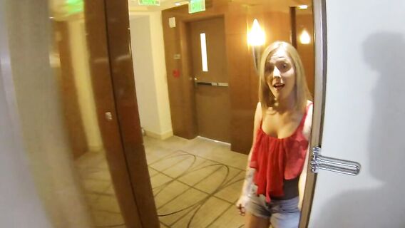 Трахнул эскортницу от первого лица и кончил в рот