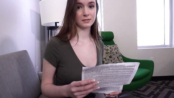 Грудастая студентка расплатилась с коллектором натурой