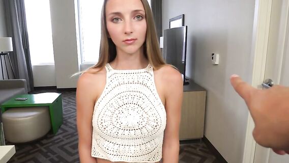 Коллектор трахает девушку с татуировкой на пояснице