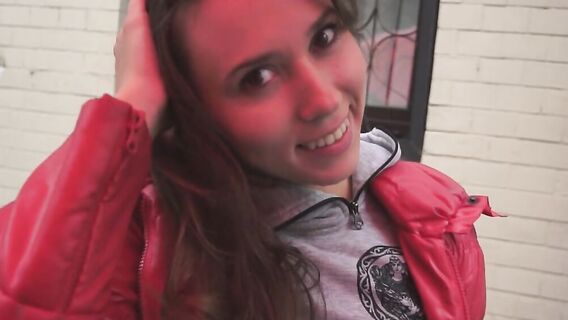 Хитрый русский агент пригласил милашку на кастинг