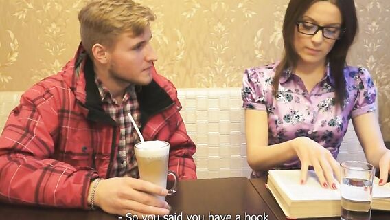 Знакомство русского парня со студенткой в кафе