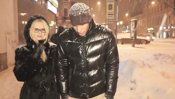 Русская блондинка познакомилась на улице с негром