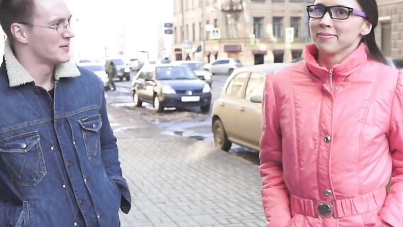 Русский парень познакомился с девушкой в очках и пригласил домой