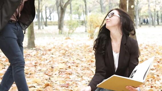 Милая студентка-ботаник трахается с парнем