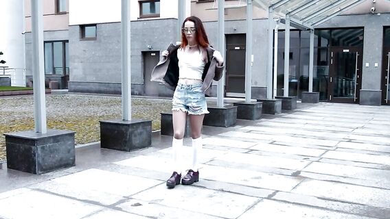 Секс на столе с тощей рыжей девушкой-подростком в очках и белых гольфах