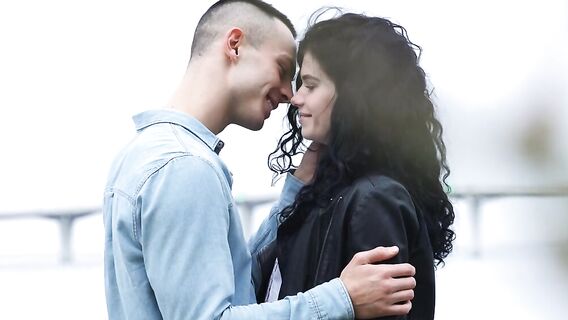 Романтичная русская девушка в белой рубашке трахается как шлюха