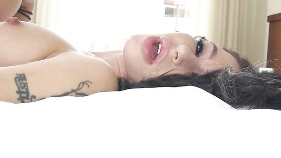 Секс кастинг с длинноволосой брюнеткой с потрясающим телом