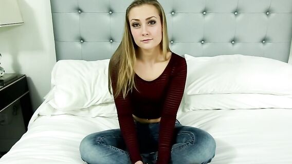 Кастинг девушки с подтянутым сексуальным телом и чавкающей киской