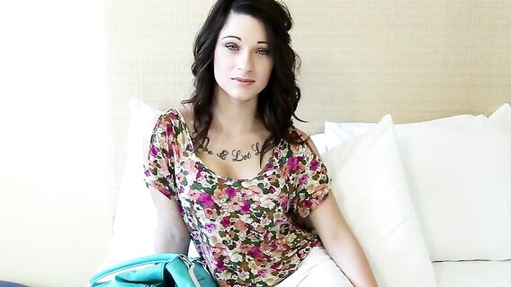 Кастинг серферши с сочной розовой щелочкой