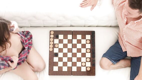 Русская девушка проиграла парню в шашки секс